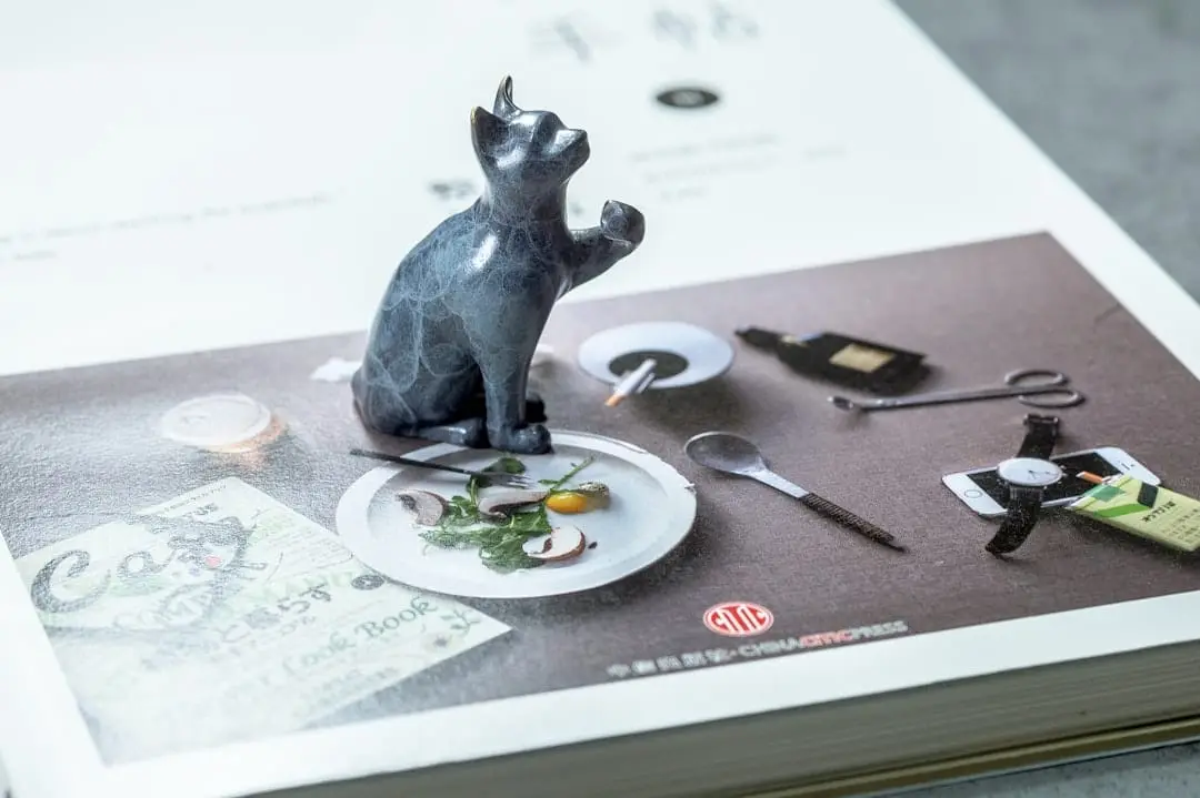Söt katt i porslin som gör alla glada! illustration